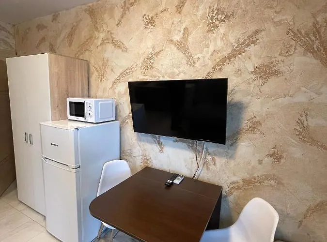 Colonel 937 Apartment *